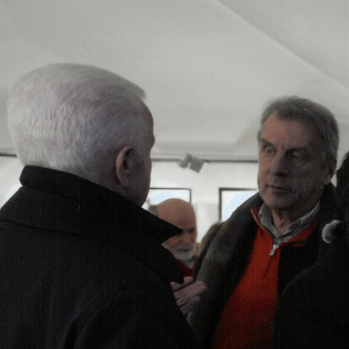 Alessandro Quasimodo si intrattiene col pubblico durante il vernissage della mostra