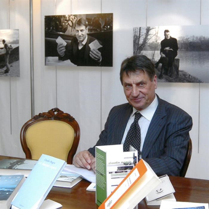 Claudio Magris in Biblioteca Credaro tra i suoi libri e i suoi ritratti 
