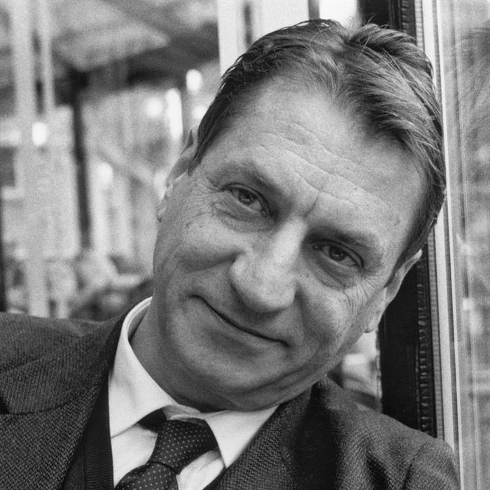 Uno dei ritratti in mostra: lo scrittore allo storico Caffè San Marco di Trieste (foto D. De Marco)