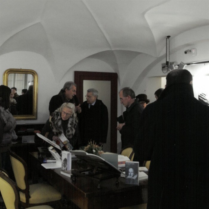 Un momento dell'inaugurazione della mostra nelle sale della biblioteca