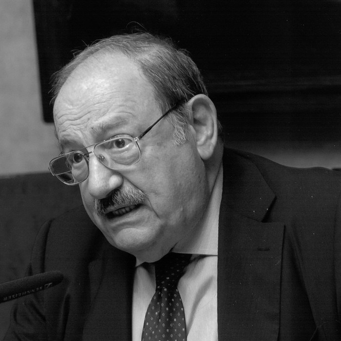 Umberto Eco durante la conferenza in Sala Besta