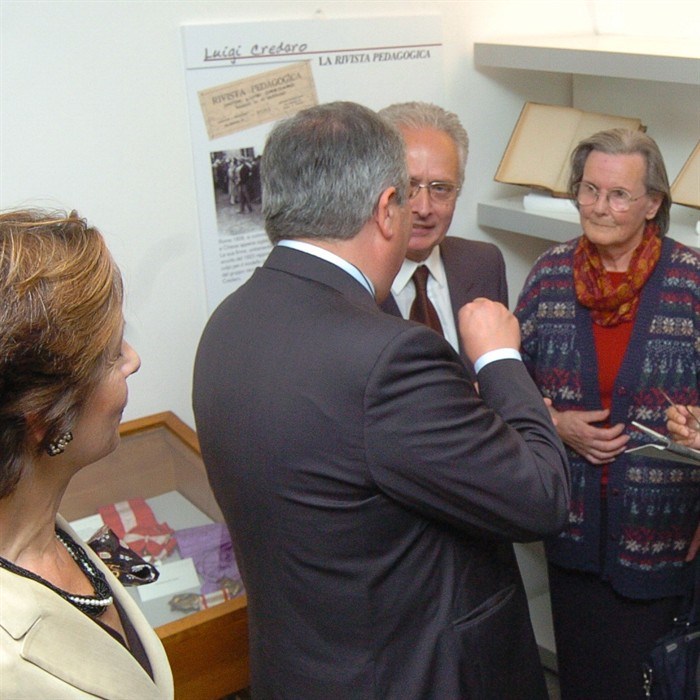 Il ministro Fioroni si intrattiene con le pronipoti di Luigi Credaro