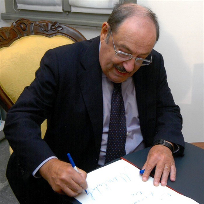 Umberto Eco verga con dedica autografa una pergamena ricordo